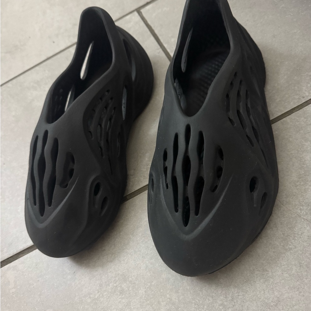 black yeezy foam runners